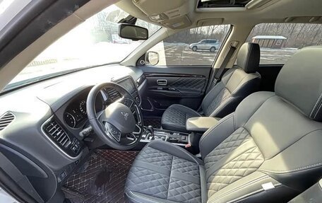 Mitsubishi Outlander III рестайлинг 3, 2022 год, 1 740 000 рублей, 11 фотография