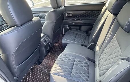 Mitsubishi Outlander III рестайлинг 3, 2022 год, 1 740 000 рублей, 16 фотография