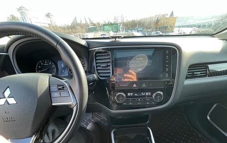 Mitsubishi Outlander III рестайлинг 3, 2022 год, 1 740 000 рублей, 13 фотография