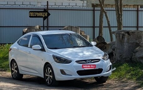 Hyundai Solaris II рестайлинг, 2013 год, 700 000 рублей, 2 фотография