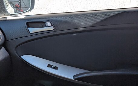 Hyundai Solaris II рестайлинг, 2013 год, 700 000 рублей, 17 фотография