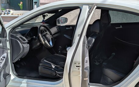 Hyundai Solaris II рестайлинг, 2013 год, 700 000 рублей, 22 фотография