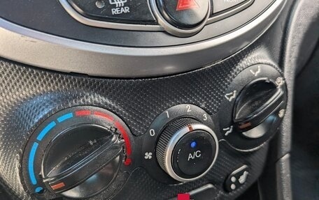 Hyundai Solaris II рестайлинг, 2013 год, 700 000 рублей, 19 фотография