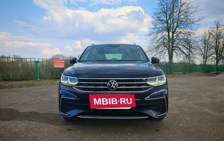 Volkswagen Tiguan II, 2021 год, 2 600 000 рублей, 2 фотография