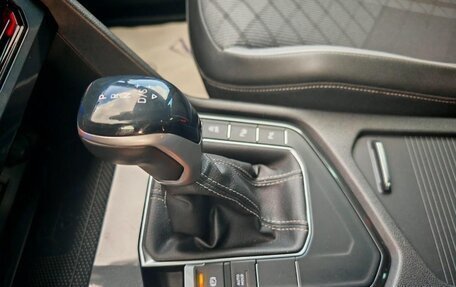 Volkswagen Tiguan II, 2021 год, 2 600 000 рублей, 19 фотография