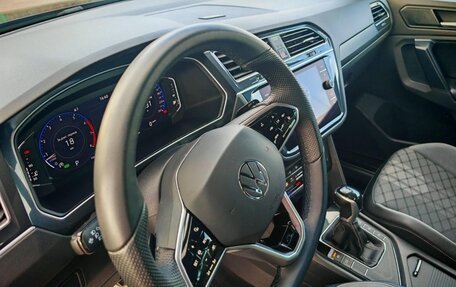Volkswagen Tiguan II, 2021 год, 2 600 000 рублей, 17 фотография