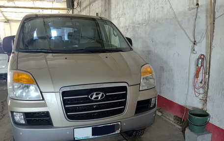 Hyundai H-1 II рестайлинг, 2006 год, 1 750 000 рублей, 29 фотография