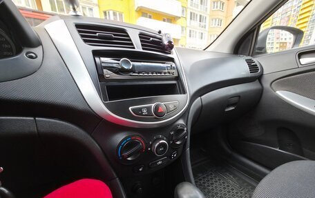 Hyundai Solaris II рестайлинг, 2011 год, 650 000 рублей, 10 фотография