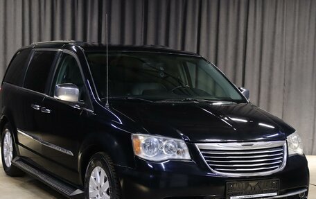 Chrysler Town & Country V рестайлинг, 2011 год, 1 349 000 рублей, 3 фотография