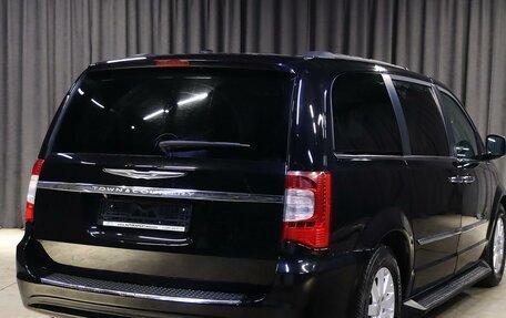 Chrysler Town & Country V рестайлинг, 2011 год, 1 349 000 рублей, 2 фотография