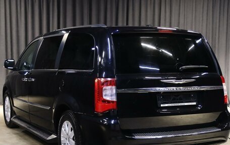 Chrysler Town & Country V рестайлинг, 2011 год, 1 349 000 рублей, 4 фотография