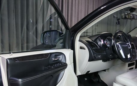 Chrysler Town & Country V рестайлинг, 2011 год, 1 349 000 рублей, 8 фотография