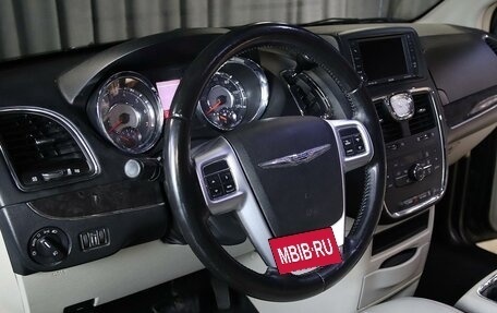 Chrysler Town & Country V рестайлинг, 2011 год, 1 349 000 рублей, 13 фотография