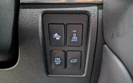 Toyota Land Cruiser 200, 2018 год, 7 995 000 рублей, 25 фотография