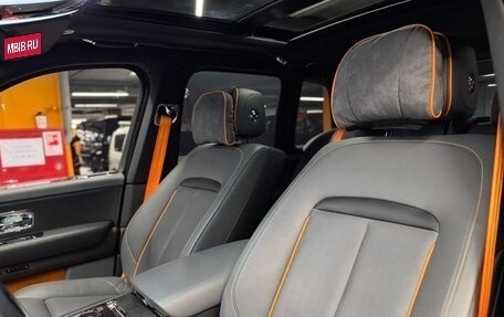 Rolls-Royce Cullinan, 2019 год, 28 000 000 рублей, 10 фотография