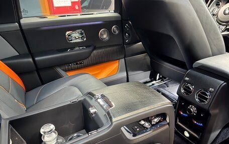 Rolls-Royce Cullinan, 2019 год, 28 000 000 рублей, 20 фотография