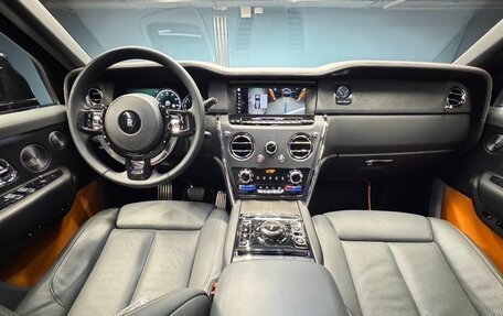 Rolls-Royce Cullinan, 2019 год, 28 000 000 рублей, 23 фотография