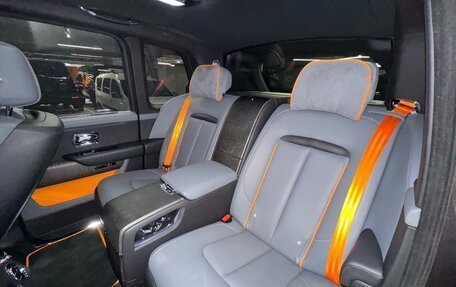 Rolls-Royce Cullinan, 2019 год, 28 000 000 рублей, 18 фотография