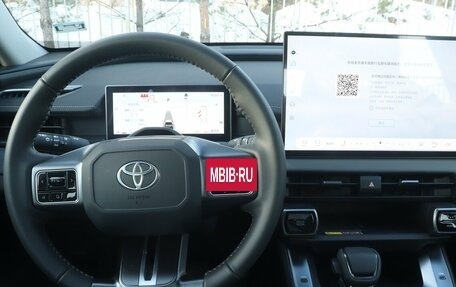 Toyota RAV4, 2025 год, 4 850 000 рублей, 12 фотография