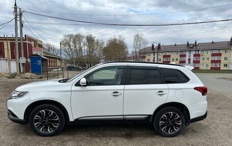 Mitsubishi Outlander III рестайлинг 3, 2021 год, 2 700 000 рублей, 2 фотография