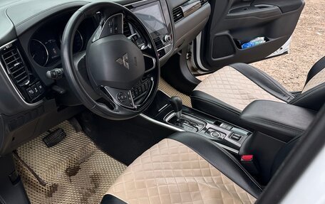 Mitsubishi Outlander III рестайлинг 3, 2021 год, 2 700 000 рублей, 11 фотография