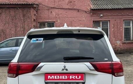 Mitsubishi Outlander III рестайлинг 3, 2021 год, 2 700 000 рублей, 4 фотография