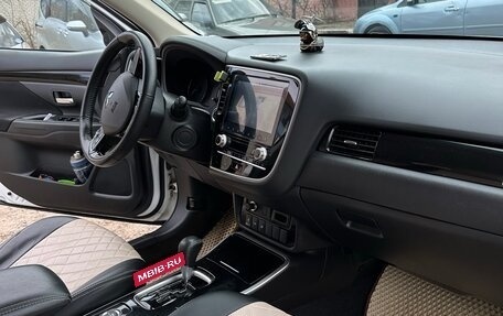 Mitsubishi Outlander III рестайлинг 3, 2021 год, 2 700 000 рублей, 7 фотография