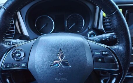 Mitsubishi Outlander III рестайлинг 3, 2021 год, 2 700 000 рублей, 17 фотография