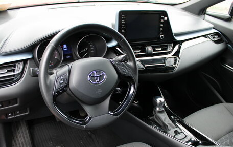 Toyota C-HR I рестайлинг, 2021 год, 2 678 000 рублей, 10 фотография