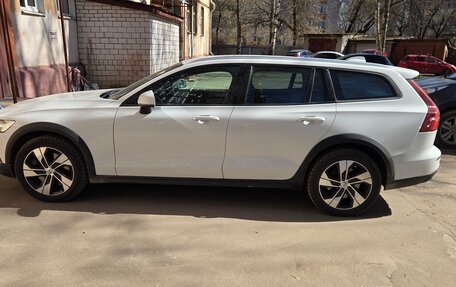 Volvo V60 Cross Country II, 2021 год, 3 999 000 рублей, 2 фотография