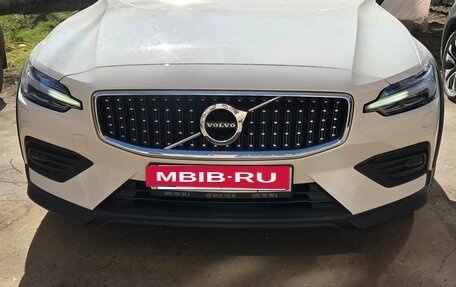 Volvo V60 Cross Country II, 2021 год, 3 999 000 рублей, 5 фотография