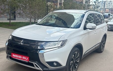 Mitsubishi Outlander III рестайлинг 3, 2021 год, 1 840 000 рублей, 3 фотография