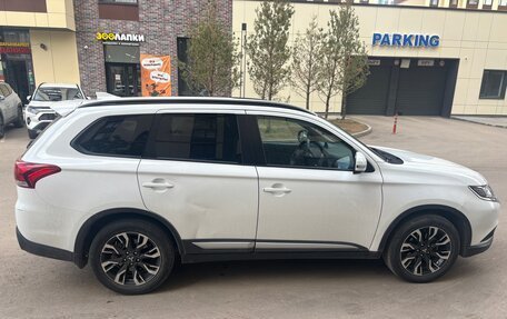 Mitsubishi Outlander III рестайлинг 3, 2021 год, 1 840 000 рублей, 8 фотография