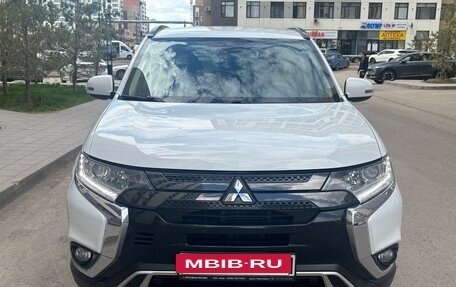 Mitsubishi Outlander III рестайлинг 3, 2021 год, 1 840 000 рублей, 2 фотография