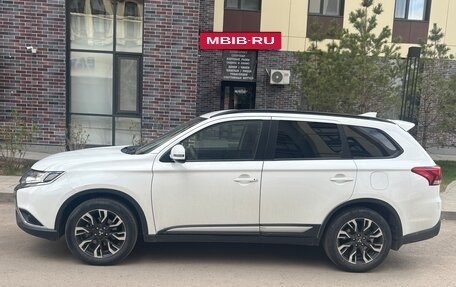 Mitsubishi Outlander III рестайлинг 3, 2021 год, 1 840 000 рублей, 4 фотография