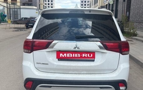 Mitsubishi Outlander III рестайлинг 3, 2021 год, 1 840 000 рублей, 6 фотография