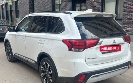 Mitsubishi Outlander III рестайлинг 3, 2021 год, 1 840 000 рублей, 5 фотография