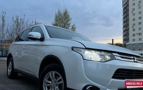 Mitsubishi Outlander III рестайлинг 3, 2014 год, 1 490 000 рублей, 3 фотография