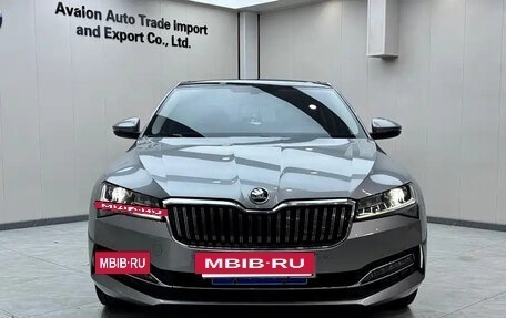 Skoda Superb III рестайлинг, 2023 год, 1 655 017 рублей, 2 фотография