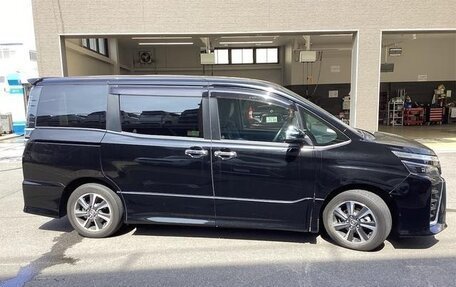 Toyota Voxy III, 2021 год, 1 870 000 рублей, 6 фотография