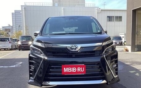 Toyota Voxy III, 2021 год, 1 870 000 рублей, 2 фотография