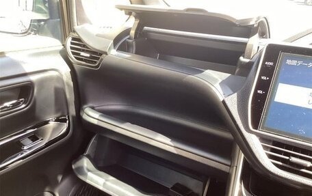 Toyota Voxy III, 2021 год, 1 870 000 рублей, 40 фотография