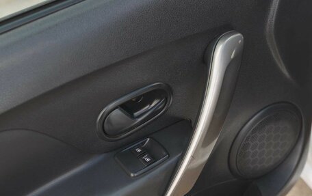 Renault Logan II, 2015 год, 300 000 рублей, 15 фотография