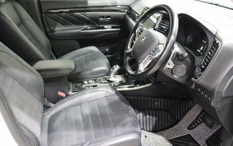 Mitsubishi Outlander III рестайлинг 3, 2017 год, 2 130 000 рублей, 17 фотография