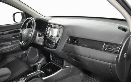 Mitsubishi Outlander III рестайлинг 3, 2017 год, 1 740 000 рублей, 12 фотография