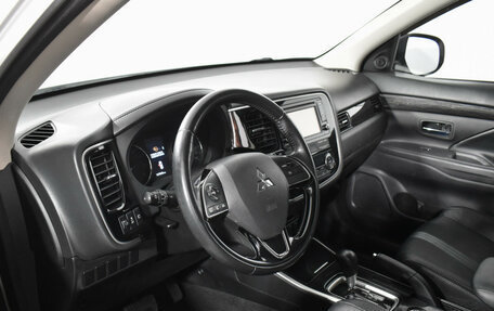 Mitsubishi Outlander III рестайлинг 3, 2017 год, 1 740 000 рублей, 9 фотография