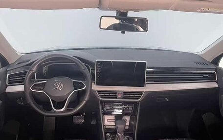 Volkswagen Tiguan II, 2023 год, 2 120 000 рублей, 11 фотография