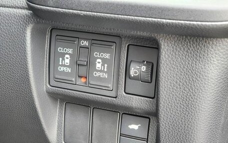 Honda Stepwgn, 2022 год, 2 200 000 рублей, 16 фотография