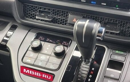 Honda Stepwgn, 2022 год, 2 200 000 рублей, 13 фотография