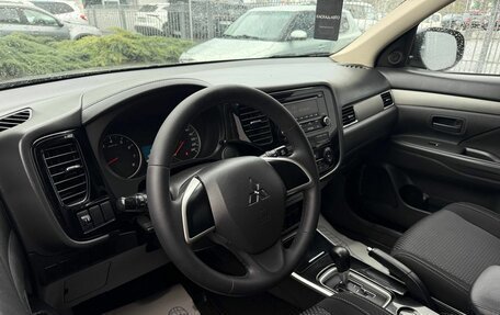 Mitsubishi Outlander III рестайлинг 3, 2018 год, 1 700 000 рублей, 12 фотография